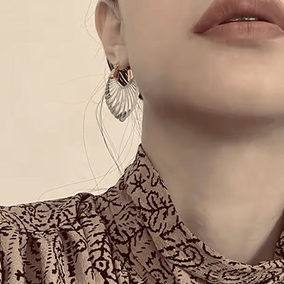 Anthro “Gabi” Sculptural Crystal Clear Scalloped Striated Parabola Frosted Hoops - Picture 7 of 14